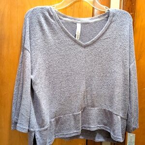 Gilligan & O'Malley Top. NWT -violet tulip purple color. Size small